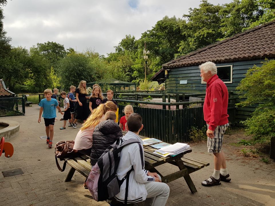 Schoolkinderen hebben zwerftocht door het Heilooërbos