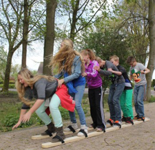 Ski lopende groep kinderen